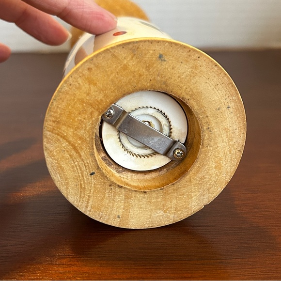 Wood and Ceramic Salt Shaker and Pepper Grinder Tomato and Chili Pepper Design - Picture 4 of 6